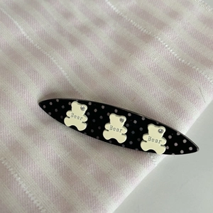 Détails d'oursons sur pince à cheveux en acétate à pois avec yeux en strass