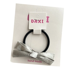 Élastique cheveux élégant avec nœud gris argenté satiné sur ruban noir flexible