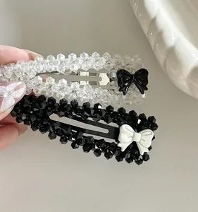 Détail de barrettes à perles faites main avec nœuds 3D élégants style ballet