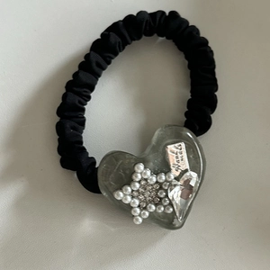 Détail d'élastique à cheveux avec cœur en résine, étoile perlée et médaillon Handmade