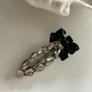 Barrette à cheveux style ballet avec nœud en résine noire et pierres précieuses taupe