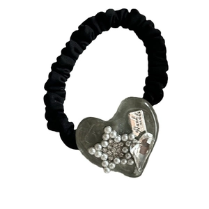 Élastique à cheveux noir avec grand pendentif cœur en résine, étoile en perles et cristal