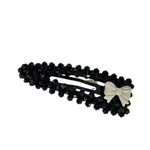 Barrette à cheveux perlée style ballet avec un nœud élégant sur fond blanc pur