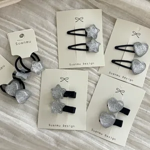 Lot de barrettes cheveux argentées étoile et cœur avec élastiques sur carte présentoir