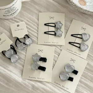 Ensemble de barrettes et élastiques cheveux pailletés argent étoile et cœur sur carte
