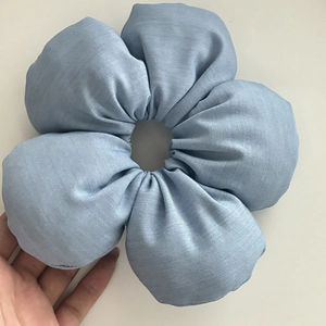 Übergroßer hellblauer Denim-Blumen-Haargummi mit gerafften Stoffblütenblättern