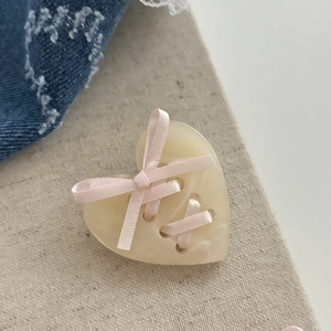 Barrette à cheveux crème avec nœud en ruban rose pour un style balletcore élégant