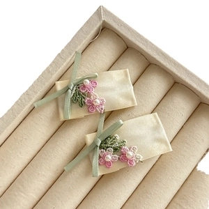 Fermaglio per capelli con ricamo floreale rosa e nastro di raso crema per bimbe