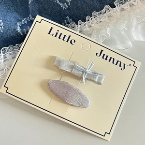 Coffret de pinces à cheveux scintillantes argentées avec nœud sur fond de dentelle