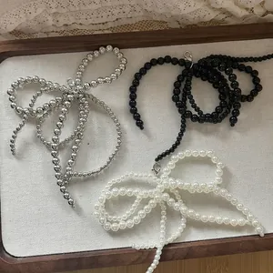 Breloques de chaussures avec perles et nœuds en argent, noir et blanc avec fermoirs en métal