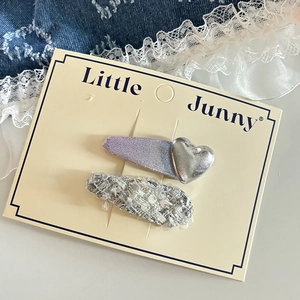 Détail du set barrette cœur violet et épingle en tweed argenté sur support