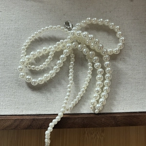 Charm de chaussure élégant avec perles blanches artificielles et fermoir mousqueton argent