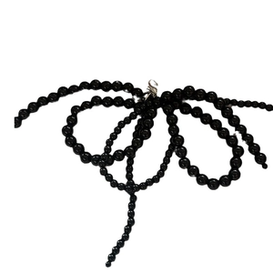 Bijou de chaussure tendance en perles noires multicouches avec un fermoir en métal brillant