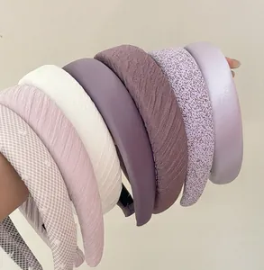Détail du serre-tête violet rembourré montrant le tissu texturé et l'éponge épaisse