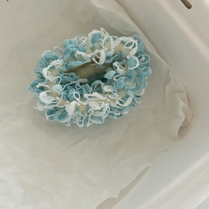 Elastico per capelli in maglia blu e bianca con texture soffice per acconciature