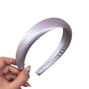 Serre-tête rembourré large lavande élégant avec une finition satinée pour coiffure femme