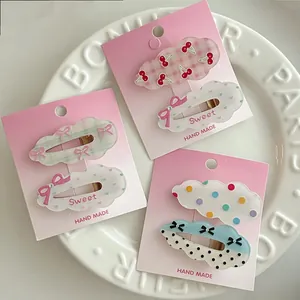 Détail de barrettes nuages mignonnes avec pois et nœuds sur carte de présentation