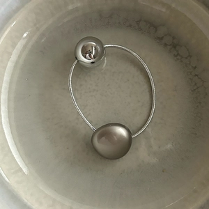 Élastique à cheveux argenté avec perle en métal poli et perle taupe élégante