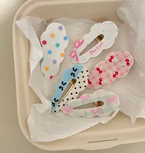 Détails de cinq jolies pinces à cheveux en acrylique à pois et motifs cerises