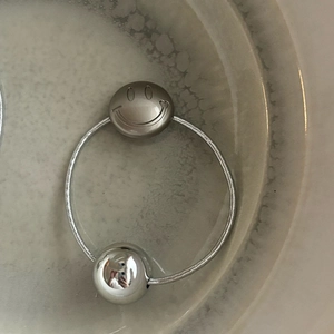 Élastique à cheveux argenté minimaliste avec breloque smiley et bille en métal polie
