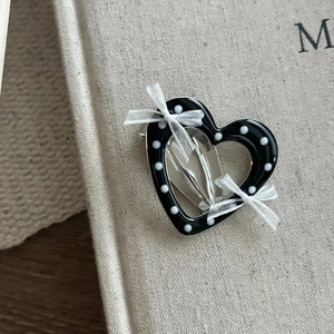 Pince à cheveux cœur à pois avec nœuds en résille sur fond de tissu gris