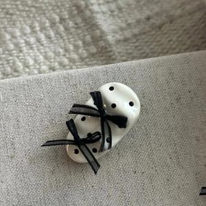 Barrette à cheveux à pois avec nœud en métal style rétro français pour femme sur lin