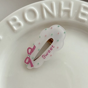 Détail de la barrette nuage avec motifs de cœurs et texte Sweet sur une base mate