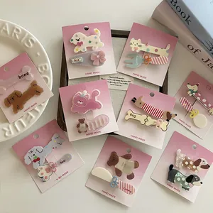 Détail de mignonnes barrettes ours et chien sur une carte décorative faite à la main