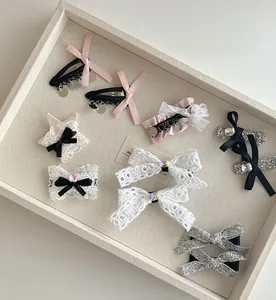 Détails de nœuds en dentelle douce et barrettes en velours sur un plateau pour filles