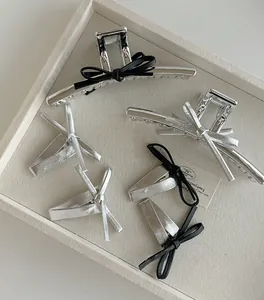 Barrettes à cheveux argentées et pinces à cheveux en cuir PU noir dans un plateau