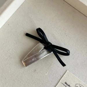 Pince à cheveux argentée élégante avec un nœud en cuir PU noir pour la coiffure