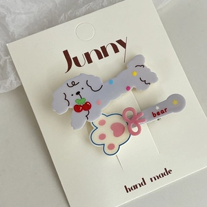 Détails de jolies barrettes en acrylique avec chien et ours sur carte décorative