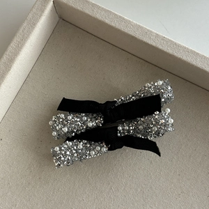 Barrettes à cheveux élégantes avec strass argentés et perles blanches en noir chic