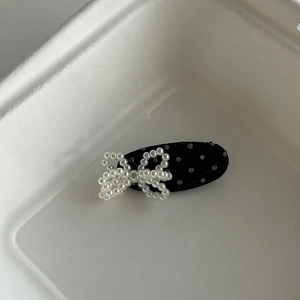 Pince à cheveux rétro à pois noirs avec un élégant nœud en perles pour les femmes stylées