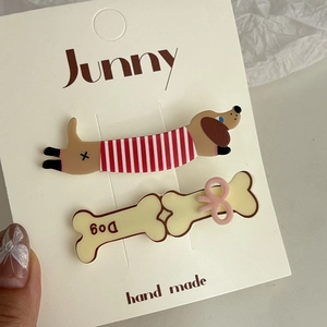 Ensemble de deux barrettes avec un teckel marron et un os beige avec un nœud rose