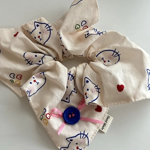 Cremeweißes Spitzen-Haargummi mit blauem Katzenmuster und dekorativer rosa Schleife