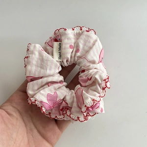 Rosa gestreiftes Haargummi mit rotem Spitzenbesatz und Hand Made Etikett
