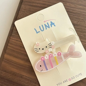 Set de pinzas para el pelo de gato y pez para niñas con flores de acrílico en tarjeta