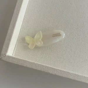 Pince à cheveux ovale avec papillon 3D en résine crème, fabriquée à la main en France