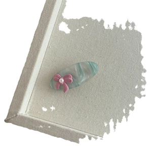 Pince à cheveux motif marbre vert avec nœud rose et perle pour femmes