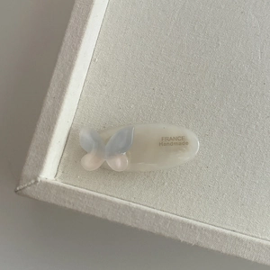 Barrette ovale blanc crème avec papillon 3D translucide et inscription France Handmade