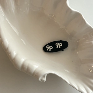 Barrette à cheveux ovale noire élégante avec nœuds blancs, style balletcore minimaliste