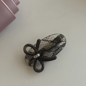 Barrette à cheveux élégante en dentelle noire avec nœud et finition en acétate chic