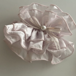 Haargummi aus rosa Satin mit Rüschen, Schleife und Perle für elegante Frisuren