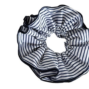 Chouchou à rayures bleues et blanches en tissu soyeux avec bordures cousues marine