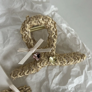 Detailed straw texture claw clip with small white bows and colorful heart crystals
