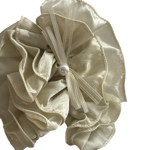 Eleganter champagnerfarbener Satin-Haargummi mit weißer Perle und zarter Schleife