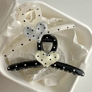 Grandes pinces à cheveux à pois noir et blanc avec cœur dans un emballage cadeau