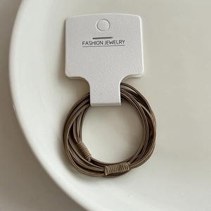 Set d'élastiques à cheveux kaki haute élasticité sur carte de présentation de bijoux