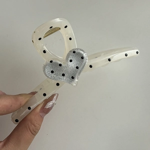 Pince à cheveux crème à pois avec cœur scintillant argenté pour un style élégant